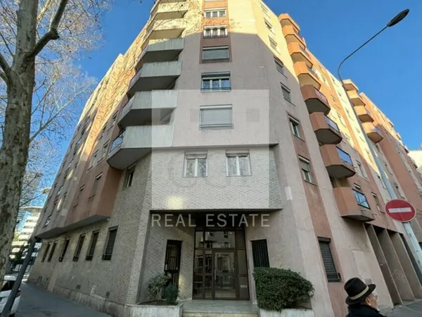 Local professionnel 200 m²