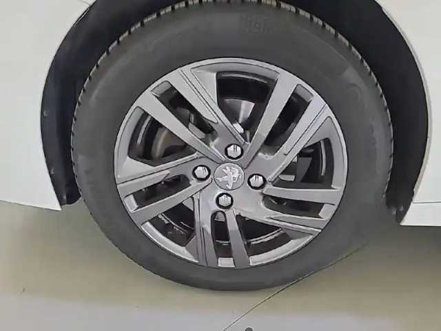 Peugeot 208 puretech 100 s&amp;s bvm6 — photo 13