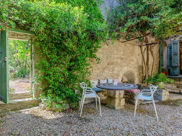 Demeure du XVIIème siècle et son soleillan au coeur d'un village du Luberon