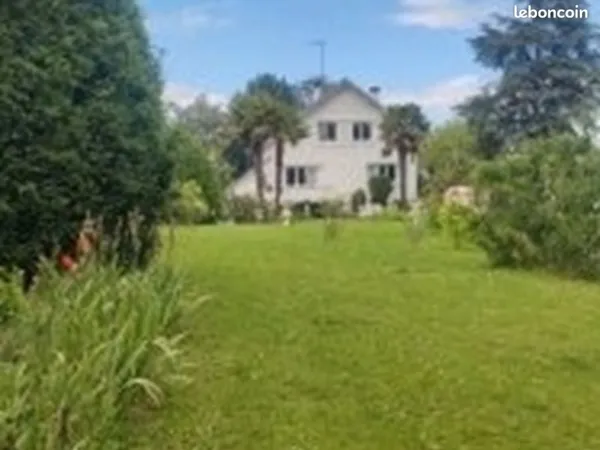 Propriété de 4877m2 Avec Potentiel De Construction