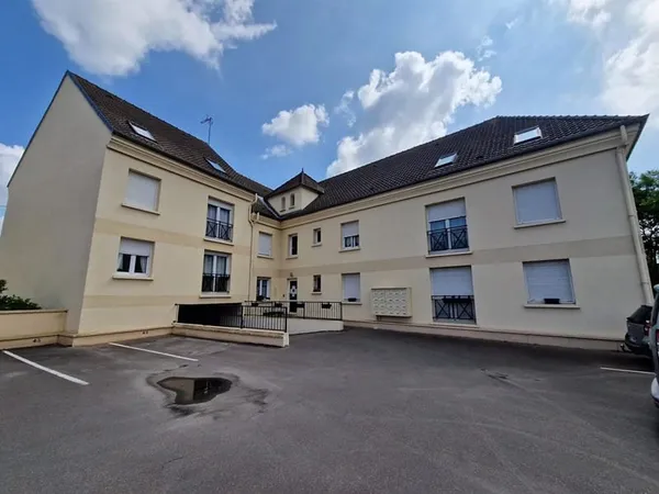 CENTRE LIMAY , APPARTEMENT F3 AVEC PARKING ET BOX FERME