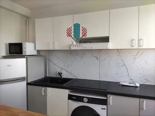 Studio rénové, meublé, balcon, parking collectif, investisse