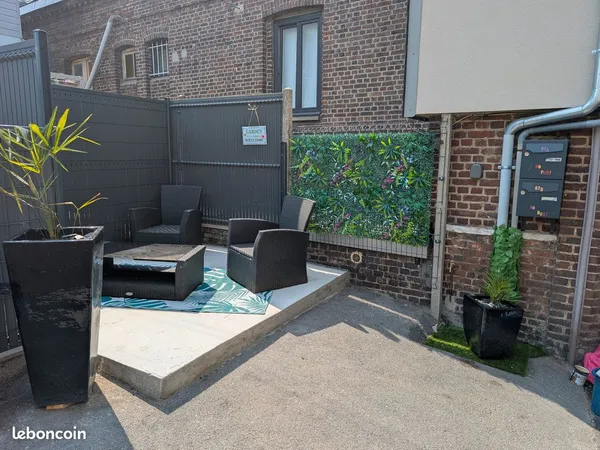 Maison de Ville Atypique avec terrasse. Entièrement rénovée sur 3 Niveaux -