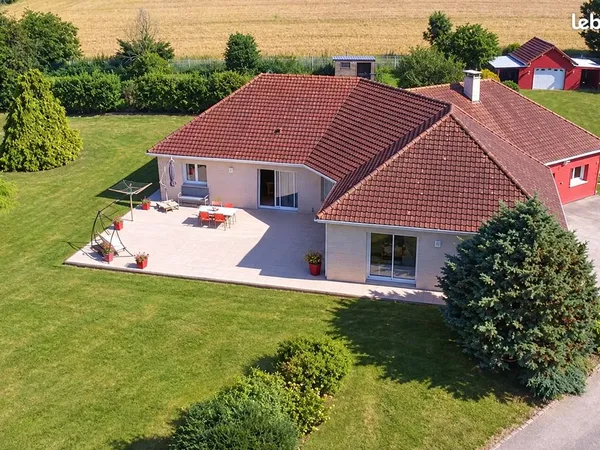 Maison contemporaine 200 m² de plain-pied sur 4 000 m² de terrain arboré (Sans travaux)