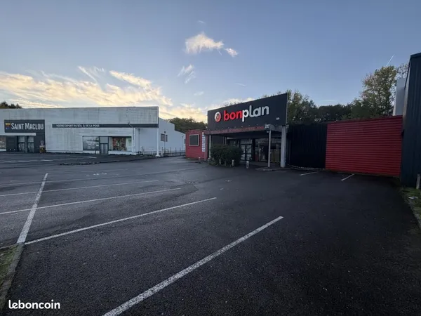 Local 700 m²