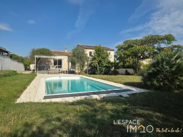 Maison familiale avec piscine et beau terrain