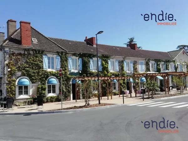BEL ETABLISSEMENT AVEC HOTEL RESTAURANT ET BAR .PLEIN CENTRE VIL