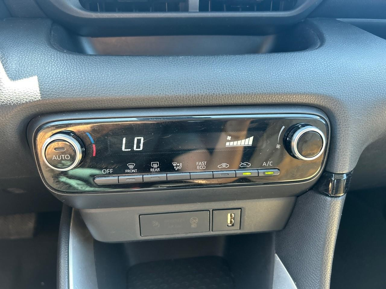 Toyota Yaris 116h iconic 5p — photo 15
