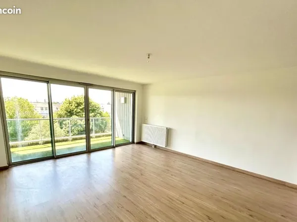 T4 82 m² - 3 chambres - grand balcon - parking - tram à proximité