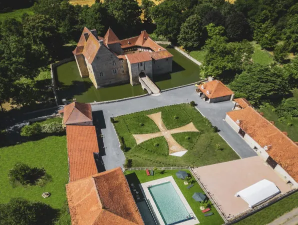 Château 29 pièces 1900 m²