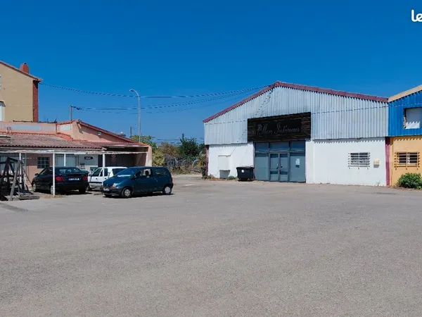 Location d'un local commercial de 465 m2 avec atelier, boutique, bureaux, salles d'exposition, terra