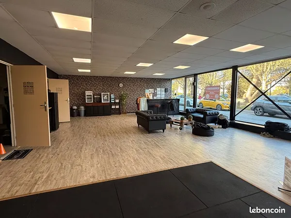 Local commercial 600 m² DINAN