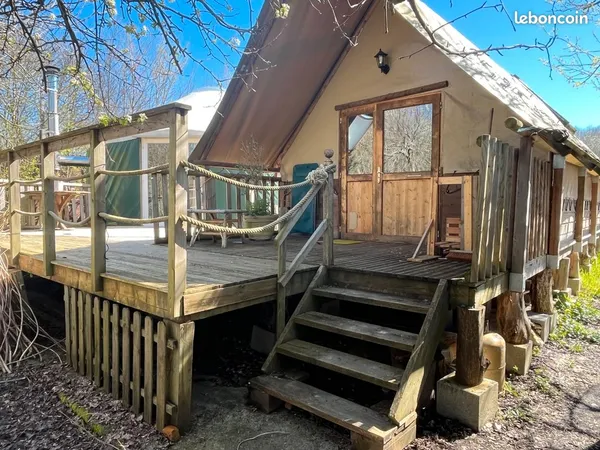 Yourte et chalet avec terrasse