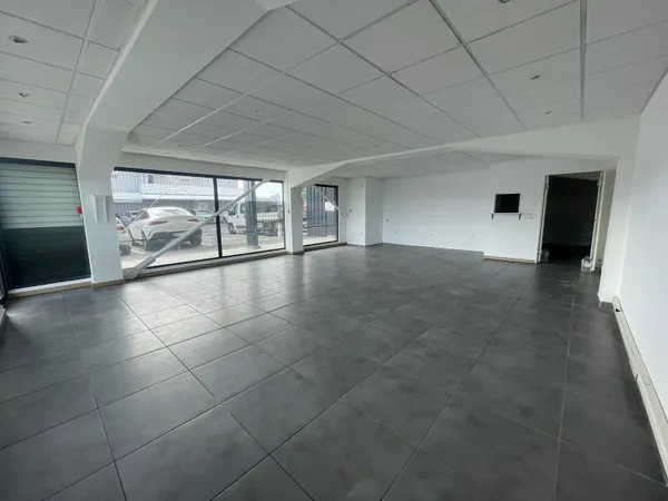 A louer 92m² - Local bureau à Jarry, 97122 BAIE-MAHAULT