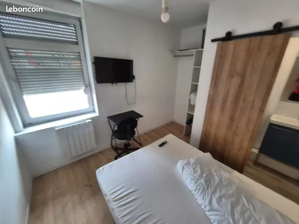 Chambre meublée avec salle de bain privative
