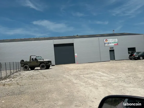 Loue Self garage