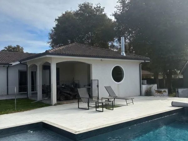 Maison contemporaine avec dépendances et piscine.