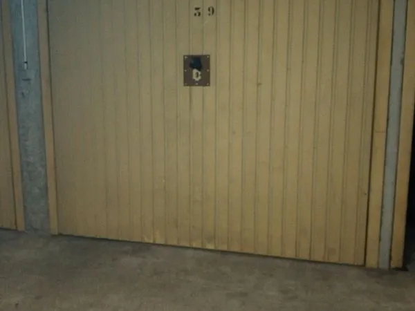 Part Loue garage fermé avec gardien sur place
