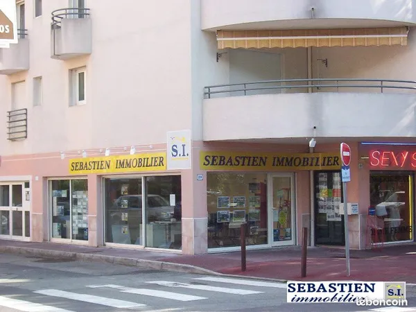 Local 48 m² Fréjus