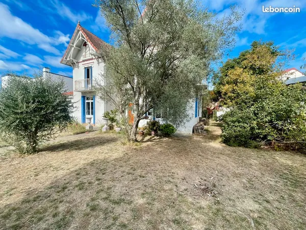 Maison de caractère des années 30 avec 6 chambres, proche du centre ville de Vic-en-Bigorre