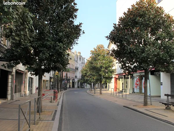 Hyper centre TARBES dans immeuble bourgeois avec ascenseur