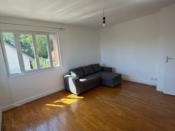 Maison - Appartement - meublé de 68 m² rénové avec terrasse, cour privative, climatisation, garage e