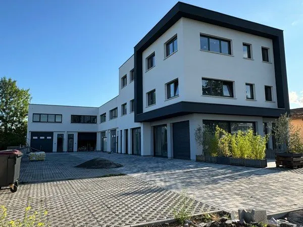 Location Local d'Activité - Bureaux plateau 105 m²