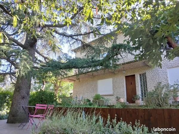 BELLE OPPORTUNITÉ - Maison familiale de caractère avec T2 indépendant sur les hauteurs de Nîmes
