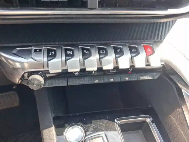 Peugeot 3008 hybrid 225 e-eat8 — photo 17