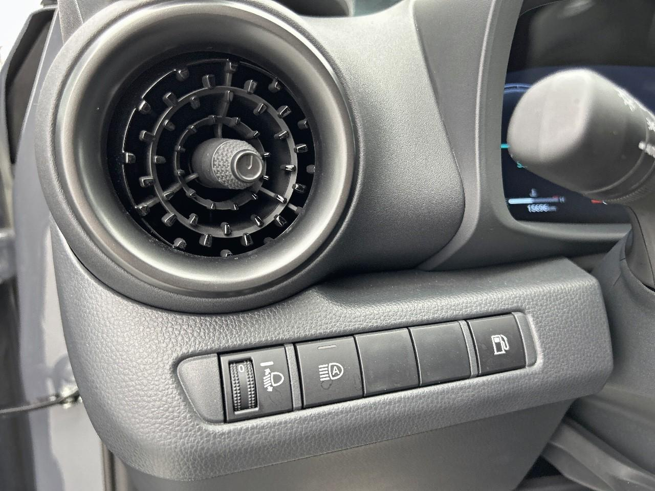 Toyota C-Hr hybride 140 design — photo 21