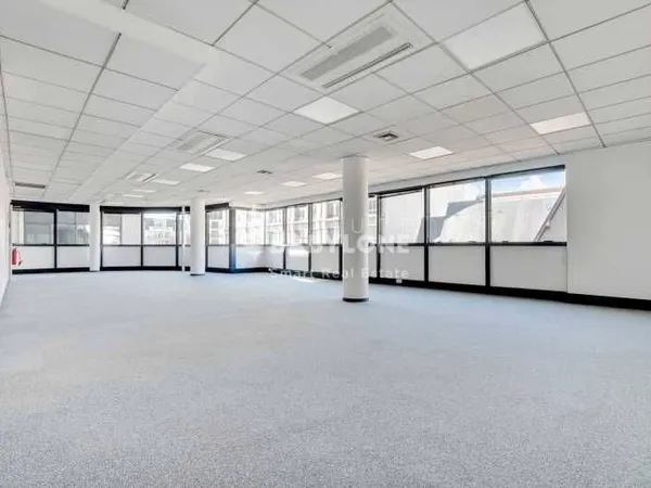 Bureaux 739 m²
