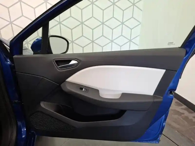 Renault Clio e-tech 140 - 21 — photo 21