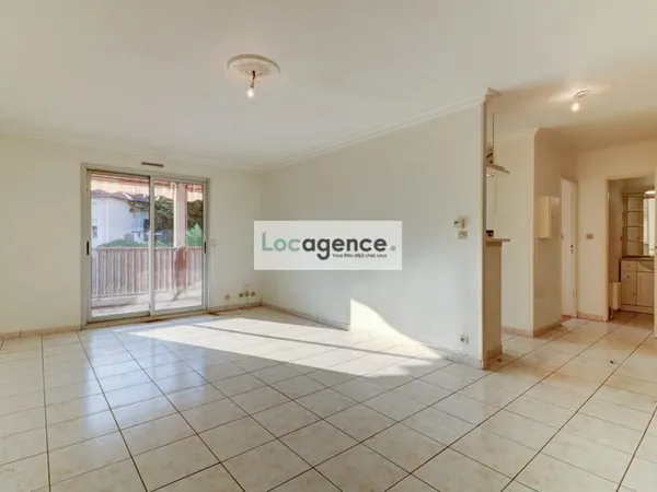 Appartement 2 pièces avec garage dans résidence avec piscine