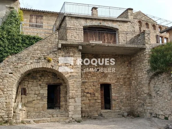 Compeyre, maison en pierre, 136 m2 habitables plus jardinet