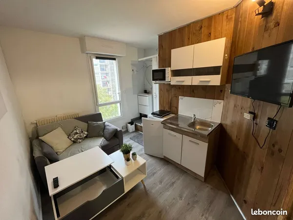 Chambre meublée avec douche et cuisine privée