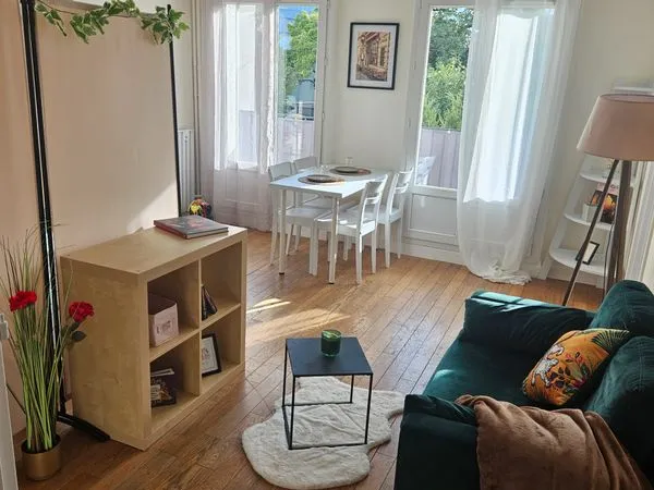 Grand studio de 30m² esprit 2 pièces avec coin nuit, cave et parking sous terrain