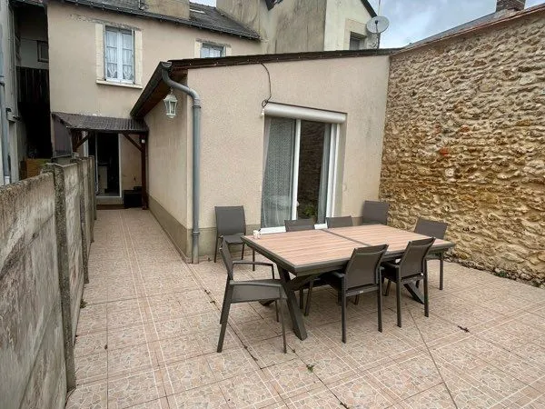 Maison de ville 157 m2 - 10 pièces - terrain 200 m2 avec dépendance