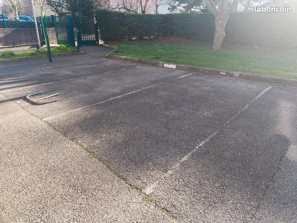 Parking extérieur privatif - Métro Cuire - Résidence sécurisée