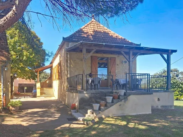 Ancien corps de ferme avec maison en pierre, grange, séchoir à tabac, four à pain et piscine, l'ense