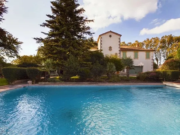 Magnifique hôtel particulier à Grans de 533m2