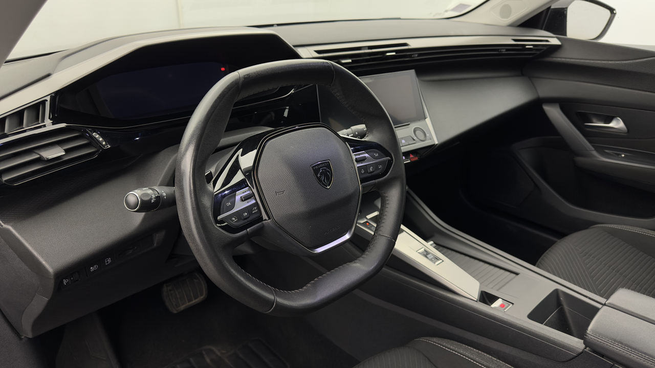 Peugeot 308 SW PHEV 180 e-EAT8 — photo 12
