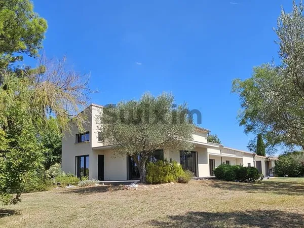 Ensemble immobilier dans un petit coin de Provence