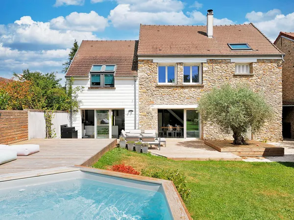 Réhabilitation contemporaine d'une ancienne grange au coeur du village de Moisenay