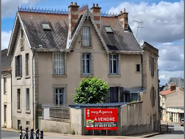 4 chambres et 1 bureau. Garage