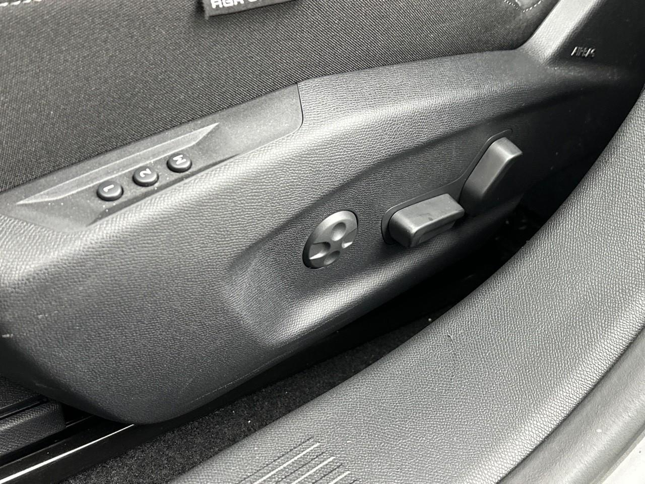 Peugeot 408 hybrid 145 e-dcs6 gt — photo 39