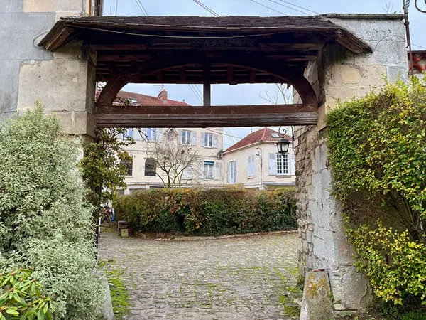 Maison de charme à rénover dans un moulin senlisien