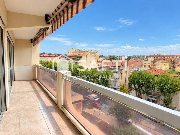 Appartement rénové avec balcon en coeur de ville
