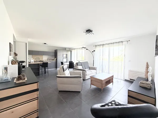 PESSAC - CENTRE - Appartement T3 - 2 chambres - Dernier étage - Terrasse