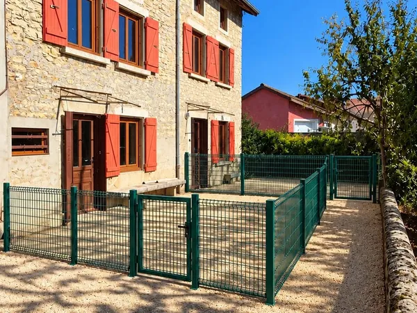 Maison de village en pierre avec cours privative, cave et 2