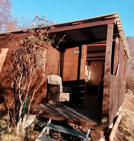Terrain de loisirs avec cabane